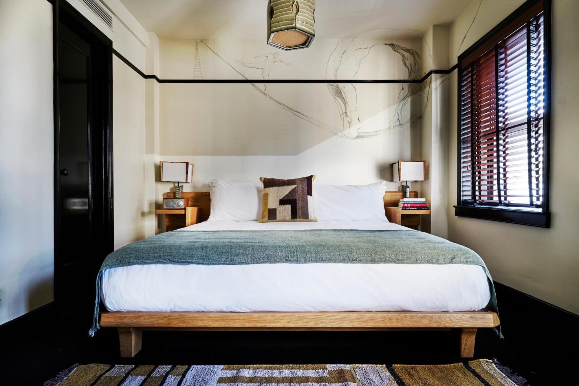 Habitación con cama extragrande.